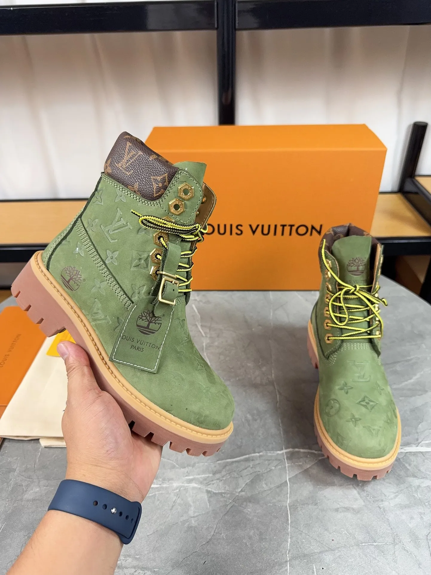 Couple model 💰700 ❤️Top version: Couple model LV x Timberland Timberland joint model Presbyopia Embossed Rhubarb boots Ankle boots Short boots LV x Timberland ankle boots are made of Monogram embossed waterproof nubuck cow leather, relying on the brand's exquisite craftsmanship to carefully reshape the classic Timberland 6-inch boot shape in Italy, and make an eye-catching appearance in 2024 created by Pharrell Williams with American workwear style Autumn and winter menswear show. Monogram embossed tongue, original Timberland laces and outsole are exquisite details, and the leather label expresses the cooperation logo. Exquisite packaging at the delivery counter🛍📦 ▪️Material: Original customized imported first-layer cowhide ▪️Inner lining: Original customized leather lining/mesh lining ▪️Outsole: Original molded anti-slip rubber material ▪️Sole thickness: 3.5CM ▪️Size: Women's 35-40 Men's 39-46